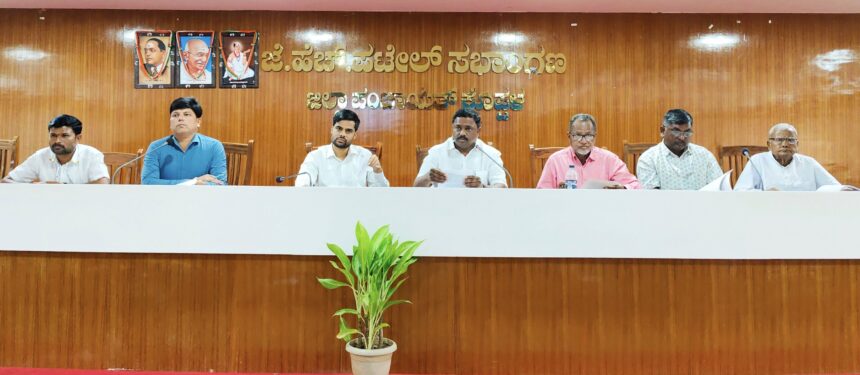ಪಂಚ ಗ್ಯಾರಂಟಿ ಯೋಜನೆಗಳ ಪ್ರಗತಿ ಪರಿಶೀಲನಾ ಸಭೆ —- ಸಮಸ್ಯೆಗಳಿಗೆ ತಕ್ಷಣವೇ ಸ್ಪಂದಿಸಿ ಜನರಿಗೆ ಅನುಕೂಲ ಮಾಡಿಕೊಡಬೇಕು – ರೆಡ್ಡಿ ಶ್ರೀನಿವಾಸ