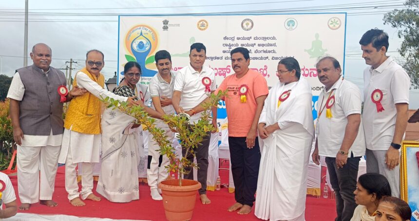 ಸದೃಢ ದೇಹ, ಮಾನಸಿಕತೆಗೆ ನಿತ್ಯ ಯೋಗ ಸಹಕಾರಿ. 11ನೇ ಅಂತರಾಷ್ಟ್ರೀಯ ಯೋಗ ದಿನಾಚರಣೆ ಉದ್ಘಾಟಿಸಿ ಜಿಲ್ಲಾಧಿಕಾರಿ ಎಂ.ಎಸ್.ದಿವಾಕರ್.
