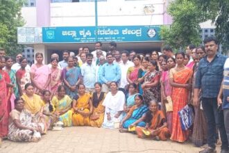ಕೇಂದ್ರ ಪುರಸ್ಕøತ ರಾಷ್ಟ್ರೀಯ ಕೃಷಿ ವಿಕಾಸ ಯೋಜನೆಯಡಿ ಎರೆಹುಳು ಗೊಬ್ಬರ ಮತ್ತು ಕಾಂಪೋಸ್ಟ್ ಗೊಬ್ಬರ ಉತ್ಪಾದನಾ ತಾಂತ್ರಿಕತೆ ಹಾಗೂ ಪ್ರಾತ್ಯಕ್ಷಿಕೆ ತರಬೇತಿ ಕೃಷಿಕರ ಕಪ್ಪುಚಿನ್ನ ಎರೆಗೊಬ್ಬರ ಹಾಗೂ ಕಾಂಪೋಸ್ಟ್ -ಜಿಲ್ಲಾ ಕೃಷಿ ತರಬೇತಿ ಕೇಂದ್ರದ ಮುಖ್ಯಸ್ಥ ಆರ್.ರಜನೀಕಾಂತ
