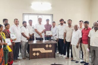 ರೈತ ಆತ್ಮಹತ್ಯೆ ಸರಕಾರದಿಂದ ಪರಿಹಾರ ಧನ ವಿತರಣೆ   ೬ ಜನ ರೈತರಿಗೆ ತಲಾ ೫ ಲಕ್ಷ ರೂ. ಹಾಗೂ ಒಬ್ಬ ರೈತರಿಗೆ ೨ ಲಕ್ಷರೂ ಪರಿಹಾರ ಧನ ವಿತರಣೆ