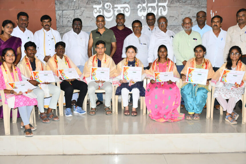 : ಸಣ್ಣ ಅವಕಾಶ ಸಹಕಾರವನ್ನೇ ಬಳಸಿಕೊಂಡು ಉತ್ತಮ ವಿದ್ಯಾಭ್ಯಾಸ ಮಾಡಿ ಉನ್ನತ ಸ್ಥಾನ ಪಡೆದುಕೊಳ್ಳಿ ಎಂದು ವಿಜಯನಗರ ಶ್ರೀಕೃಷ್ಣದೇವರಾಯ ವಿಶ್ವ ವಿದ್ಯಾಲಯದ ಕುಲಸಚಿವ ಎಸ್.ಎನ್.ರುದ್ರೇಶ್  ವಿದ್ಯಾರ್ಥಿಗಳಿಗೆ ಕರೆ ನೀಡಿದರು  ಅವರಿಂದು ನಗರದ ಪತ್ರಿಕಾ ಭವನದಲ್ಲಿ ಕರ್ನಾಟಕ ಕಾರ್ಯನಿರತ ಪತ್ರಕರ್ತರ ಸಂಘ ಹಮ್ಮಿಕೊಂಡಿದ್ದ 2025 ನೇ ಸಾಲಿನ ಎಸ್ ಎಸ್ ಎಲ್ ಸಿ ಮತ್ತು ದ್ವಿತೀಯ ಪಿಯು ಪರೀಕ್ಷೆಯಲ್ಲಿ ಉತ್ತೀರ್ಣರಾದ ವಿದ್ಯಾರ್ಥಿಗಳ ಪ್ರತಿಭಾ ಪುರಸ್ಕಾರ ಸಮಾರಂದ ಮುಖ್ಯ ಅತಿಥಿಗಳಾಗಿ ಮಾತನಾಡುತ್ತಿದ್ದರು.   ಅಂಬೇಡ್ಕರ್ ಅವರಿಗೆ ಪೇಶ್ವೆ ಅವರು ಮಾಡಿದ ಸಹಾಯದಿಂದ ಈ ದೇಶದ ಸಂವಿಧಾನ ರಚನೆಯ ಮಹಾನ್ ವ್ಯಕ್ತಿಯಾದರು. ನಾನು  ಸಹ ಕೂಲಿ ಮಾಡಿಕೊಂಡು ಬದುಕಿದಾತ, ನಮ್ಮೂರಿನ‌ ಬಸವೇಗೌಡ ಅವರು  ನೀಡಿದ ಆರ್ಥಿಕ ಸಹಕಾರದಿಂದ  ನಾನು ಸ್ನಸತಕೋತ್ತರ  ವಿದ್ಯಾಭ್ಯಾಸ ಮಾಡಿ  ಉನ್ನತ ಹುದ್ದೆ ಪಡೆಯಲು ಸಹಕಾರಿಯಾಯ್ತು. ವಿಧ್ಯೆಯ ಸಂಧರ್ಭದಲ್ಲಿ ದೊರೆಯುವ ಚಿಕ್ಕ ಮೊತ್ತವೂ ಪ್ರೋತ್ಸಾಹದಾಯಕವಾದುದು ಎಂದು ಅರಿತು ಮತ್ತಷ್ಟು ನಿಮಗಮ ಸಾಧನೆಗೆ ಮುಂದಾಗಿ ಎಂದು ಪ್ರತಿಭಾ ಪುರಸ್ಕಾರಕ್ಕೆ ಭಾಜನರಾದ ವಿದ್ಯಾರ್ಥಿಗಳಿಗೆ ಕರೆ ನೀಡಿದರು.  ಇಂತಹ ಕಾರ್ಯ ಮಾಡಿದ ಪತ್ರಕರ್ತರ ಸಂಘದ ಕಾರ್ಯ ಶ್ಲಾಘನೀಯ ಎಂದ ಅವರು, ಸಣ್ಣ ಮೆಟ್ಟಿಲು ಏರುತ್ತಲೇ ದೊಡ್ಡ ಸ್ಥಾನಕ್ಕೆ ಹೋಗಬೇಕು ಎಂಬುದು ಈ ಕಾರ್ಯಕ್ರಮದ ಉದ್ದೇಶವಾಗಿದೆ. ಜಾತಿಯತೆ ಮಾಡಿ, ಅಂದರೆ ನಿಮ್ಮದೇ ಜಾತಿಯ ಬಡಜನರ ವಿದ್ಯಾಭ್ಯಾಸಕ್ಕೆ ಸಹಕಾರ ಮಾಡಿ ಎಂದರು.  ಜೆ.ಕೆ.ಟ್ರಸ್ಟ್ ಮುಖ್ಯಸ್ಥ ಜೋಳದರಾಶಿ ತಿಮ್ಮಪ್ಪ ಮಾತನಾಡಿ ದುಡ್ಡಿಗೆ ದೊಡ್ಡಪ್ಪ ವಿದ್ಯೆ, ಕಳ್ಳತನ ಮಾಡದ್ದು ವಿದ್ಯೆ, ಅದಕ್ಕಾಗಿ ವಿದ್ಯಾರ್ಥಿಗಳ ಪುಸ್ಕಾರವೂ ಅವರ ಭವಿಷ್ಯಕ್ಕೆ ಸಹಕಾರಿಯಾಗಲಿ. ನಮ್ಮ ಟ್ರಸ್ಟ್ ನಿಂದ ಎಸ್ ಎಸ್ ಎಲ್ ಸಿ ಪರೀಕ್ಷೆ ಬರೆಯುವ ಸರ್ಕಾರಿ ಶಾಲೆಯ ವಿದ್ಯಾರ್ಥಿಗಳಿಗೆ ಅರಿವು ಮೂಡಿಸುವುದು ಮತ್ತು ಪೆನ್ನು ಪ್ಯಾಡ್ ನೀಡಿ ಸಹಕರಿಸುವ ಕಾರ್ಯಮಾಡುತ್ತಿದೆಂದು ತಿಳಿಸಿದರು. ಅಧ್ಯಕ್ಷತೆವಹಿಸಿದ್ದ ಕರ್ನಾಟಕ ಕಾರ್ಯನಿರತ ಪತ್ರಕರ್ತರ ಸಂಘದ  ರಾಜ್ಯ ಕಾರ್ಯಕಾರಿ ಸಮಿತಿ ಸದಸ್ಯ ಎನ್.ವೀರಭದ್ರಗೌಡ ಮಾತನಾಡಿ ನಮ್ಮ  ಪತ್ರಿಕೆ ಸಂಘದ ಸದಸ್ಯರ ಮಕ್ಕಳ ವಿದ್ಯಾಭ್ಯಾಸವನ್ನು ಪ್ರೋತ್ಸಾಹಿಸುವ ನಿಟ್ಟಿನಲ್ಲಿ ಈ ಕಾರ್ಯಕ್ರಮ ಮಾಡುತ್ತಿದೆ. ರಾಜ್ಯಮಟ್ಟದ ಕಾರ್ಯಕ್ರಮ ಈ ತಿಂಗಳ 21 ರಂದು ಚಾಮರಾಜನಗರದ ಮಲೆ ಮಾದೇಶ್ವರ ಬೆಟ್ಟದ ದೇವಸ್ಥಾನದಲ್ಲಿ ನಡೆಯಲಿದೆಂದು ತಿಳಿಸಿದರು. ವೇದಿಕೆಯಲ್ಲಿ  ಹಲವಾರು ಪತ್ರಕರ್ತರು ಉಪಸ್ಥಿತರಿದ್ದರು .  ವಿದ್ಯಾರ್ಥಿಗಳಾದ ಪಿ.ದಿವ್ಯಾಶ್ರೀ, ಕೆ.ಎಂ.ಕಾಂಚನಾ, ನಾಗಾಂಬಿಕ ಹೆಚ್.ಎಂ., ಪಿ.ಅಸ್ಮಿತ ಚೌದರಿ   ಸಂಡೂರಿನ  ಕಾರ್ತಿಕ್ ಬಿ, ಸಂಜನಾ ಬಿ.ಬಿ,  ಬಿ.ಹೇಮಂತಕುಮಾರ್,  ಎಂ.ಯಶವಂತಕುಮಾರ್, ಕೆ.ಸಹನಾ ತೆಕ್ಕಲಕೋಟೆ ಇವರನ್ನು ಸನ್ಮಾನಿಸಿ ಗೌರವಿಸಲಾಯ್ತು. ಮತ್ತೋರ್ವ ಸದಸ್ಯ ವೆಂಕೋಬಿ ಸಂಗನಕಲ್ಲು ಸ್ವಾಗತಿಸಿ ಕಾರ್ಯಕ್ರಮ ನಿರ್ವಹಿಸಿದರು. ಈ ಸಂದರ್ಭದಲ್ಲಿ  ಸಂಘದ ಸದಸ್ಯ ಪತ್ರಕರ್ತರು, ವಿದ್ಯಾರ್ಥಿಗಳ ಪಾಲಕ ಪೋಷಕರು ಪಾಲ್ಗೊಂಡಿದ್ದರು.‌