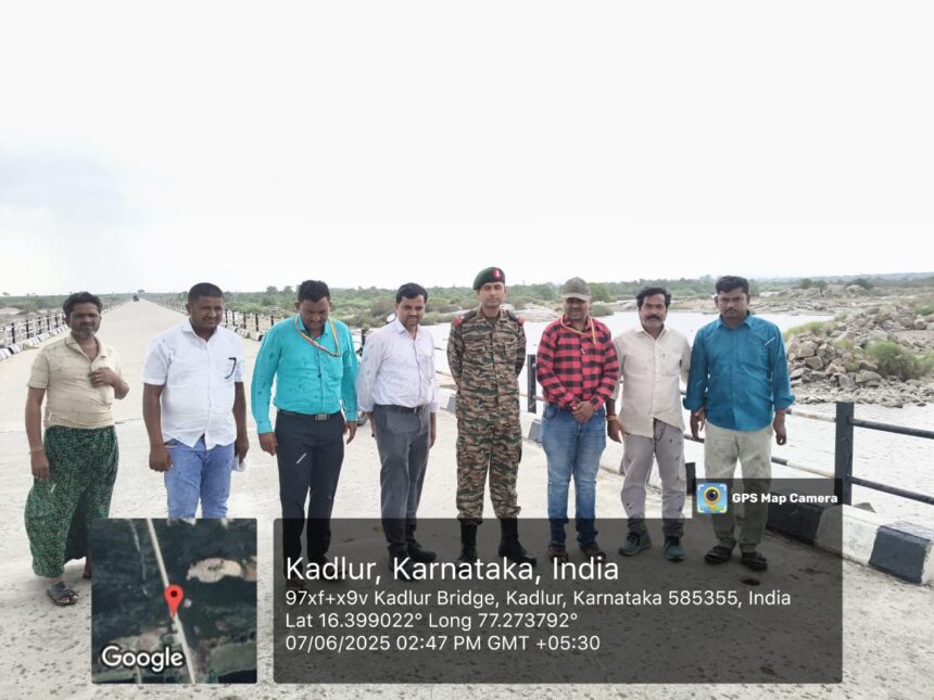 ರಾಯಚೂರ: ಪ್ರವಾಹಕ್ಕೆ ತುತ್ತಾಗಬಹುದಾದ ಗ್ರಾಮಗಳಿಗೆ ಸೇನಾ ಅಧಿಕಾರಿಗಳ ಭೇಟಿ; ಪರಿಶೀಲನೆ ರಾಯಚೂರ: ಪ್ರವಾಹಕ್ಕೆ ತುತ್ತಾಗಬಹುದಾದ ಗ್ರಾಮಗಳಿಗೆ ಸೇನಾ ಅಧಿಕಾರಿಗಳ ಭೇಟಿ; ಪರಿಶೀಲನೆ