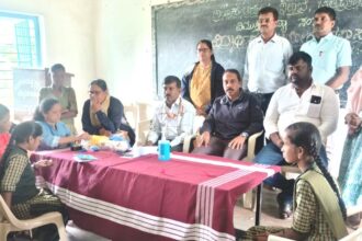 ವಿದ್ಯಾರ್ಥಿಗಳ ಆರೋಗ್ಯ ತಪಾಸಣಾ ಶಿಬಿರದಲ್ಲಿ ತಾಲ್ಲೂಕು ಆರೋಗ್ಯಾಧಿಕಾರಿ ಡಾ.ಬಿ.ವಿ.ಗಿರೀಶ್ ರಕ್ತದ ಗುಂಪು ಪರೀಕ್ಷೆ ಮಾಡಿಸುವುದು ಬಹಳ ಮುಖ್ಯ