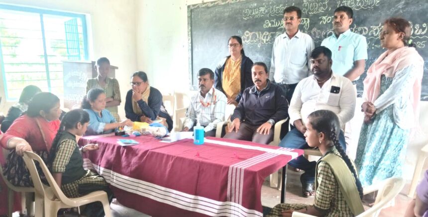 ವಿದ್ಯಾರ್ಥಿಗಳ ಆರೋಗ್ಯ ತಪಾಸಣಾ ಶಿಬಿರದಲ್ಲಿ ತಾಲ್ಲೂಕು ಆರೋಗ್ಯಾಧಿಕಾರಿ ಡಾ.ಬಿ.ವಿ.ಗಿರೀಶ್ ರಕ್ತದ ಗುಂಪು ಪರೀಕ್ಷೆ ಮಾಡಿಸುವುದು ಬಹಳ ಮುಖ್ಯ