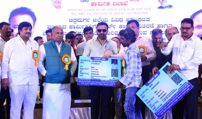 ಅಸಂಘಟಿತ ಕಾರ್ಮಿಕರಿಗೆ ಸ್ಮಾರ್ಟ್ ಕಾರ್ಡ್ ವಿತರಣೆ ಸಮಾರಂಭ ** ಕಾರ್ಮಿಕ ಸಚಿವ ಸಂತೋಷ್ ಲಾಡ್ ಹೇಳಿಕೆ * ಗಿಗ್, ಸಿನಿ ಹಾಗೂ ಮನೆಗೆಲಸ ಕಾರ್ಮಿಕರ ಕಲ್ಯಾಣಕ್ಕಾಗಿ ಅಧಿನಿಯಮ ಜಾರಿಗೆ ಕ್ರಮ *