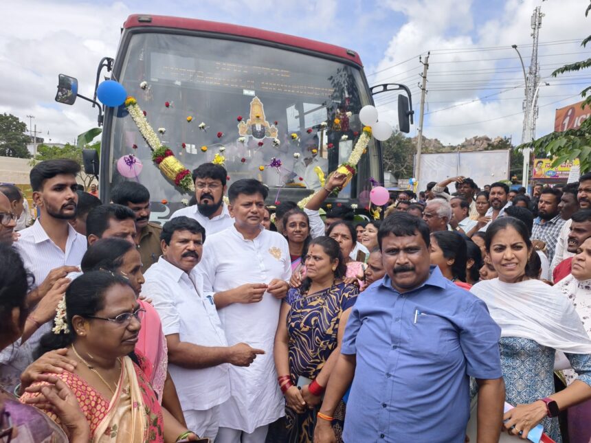 500 ಕೋಟಿಗೂ ಹೆಚ್ಚು ಫಲಾನುಭವಿಗಳ ಉಚಿತ ಪ್ರಯಾಣದ ಮೈಲಿಗಲ್ಲು * ಮಹಿಳಾ ಫಲಾನುಭವಿಗಳಿಗೆ ಸಿಹಿ ವಿತರಿಸಿದ ಶಾಸಕ ಕೆ.ಸಿ. ವೀರೇಂದ್ರ ಪಪ್ಪಿ ** ಕೆಎಸ್‍ಆರ್‍ಟಿಸಿ ಬಸ್ ನಿಲ್ದಾಣದಲ್ಲಿ “ಶಕ್ತಿ ಯೋಜನೆ” ಸಂಭ್ರಮ *