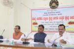 ಬೀದರ್ : ಕೃಷಿ, ತೋಟಗಾರಿಕೆ, ಪಶು ಸಂಗೋಪನೆ, ಕಂದಾಯ ಇಲಾಖೆ, ವೈದ್ಯಕೀಯ, ಶಿಕ್ಷಣ  ಅಧಿಕಾರಿಗಳು ಜನಸಂಪರ್ಕ ನಡೆಸುತ್ತಲೇ ಇರಬೇಕು. ನೀವು ಜನರ ಮಧ್ಯೆ ಇದ್ದು ಕೆಲಸ ಮಾಡಲೇಬೇಕು. ಆಗ ಮಾತ್ರ ಪರಿಣಾಮಕಾರಿ ಕೆಲಸ ಸಾಧ್ಯವಾಗುತ್ತದೆ. ನೀವು ಜನಸಂಪರ್ಕ ಸಭೆ ನಡೆಸದೆ ಕೇವಲ ಸಭೆಗಳಲ್ಲಿ ಬಂದು ನೀವು ಹೇಳಿದ್ದನ್ನು ಕೇಳಿಕೊಂಡು ನಾವು ಹೋಗುವುದಿಲ್ಲ ಎಂದು ಬೀದರ್ ದಕ್ಷಿಣ ಕ್ಷೇತ್ರದ ಶಾಸಕರಾದ ಡಾ. ಶೈಲೇಂದ್ರ ಬೆಲ್ದಾಳೆ ಅವರು ಹೇಳಿದರು