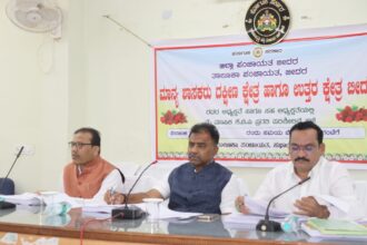 ಬೀದರ್ : ಕೃಷಿ, ತೋಟಗಾರಿಕೆ, ಪಶು ಸಂಗೋಪನೆ, ಕಂದಾಯ ಇಲಾಖೆ, ವೈದ್ಯಕೀಯ, ಶಿಕ್ಷಣ  ಅಧಿಕಾರಿಗಳು ಜನಸಂಪರ್ಕ ನಡೆಸುತ್ತಲೇ ಇರಬೇಕು. ನೀವು ಜನರ ಮಧ್ಯೆ ಇದ್ದು ಕೆಲಸ ಮಾಡಲೇಬೇಕು. ಆಗ ಮಾತ್ರ ಪರಿಣಾಮಕಾರಿ ಕೆಲಸ ಸಾಧ್ಯವಾಗುತ್ತದೆ. ನೀವು ಜನಸಂಪರ್ಕ ಸಭೆ ನಡೆಸದೆ ಕೇವಲ ಸಭೆಗಳಲ್ಲಿ ಬಂದು ನೀವು ಹೇಳಿದ್ದನ್ನು ಕೇಳಿಕೊಂಡು ನಾವು ಹೋಗುವುದಿಲ್ಲ ಎಂದು ಬೀದರ್ ದಕ್ಷಿಣ ಕ್ಷೇತ್ರದ ಶಾಸಕರಾದ ಡಾ. ಶೈಲೇಂದ್ರ ಬೆಲ್ದಾಳೆ ಅವರು ಹೇಳಿದರು