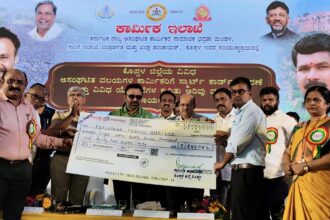 ಅಸಂಘಟಿತ ಕಾರ್ಮಿಕರಿಗೆ ಸ್ಮಾರ್ಟ್ ಕಾರ್ಡ್ ವಿತರಣೆ ಮತ್ತು ಅರಿವು ಕಾರ್ಯಕ್ರಮ — ಅಂಬೇಡ್ಕರ್ ಕಾರ್ಮಿಕ ಸಹಾಯ ಹಸ್ತ ಯೋಜನೆಯಿಂದ 91 ವಲಯದ ಜನರಿಗೆ ಅನುಕೂಲ- ಸಚಿವ ಸಂತೋಷ ಲಾಡ್ —-