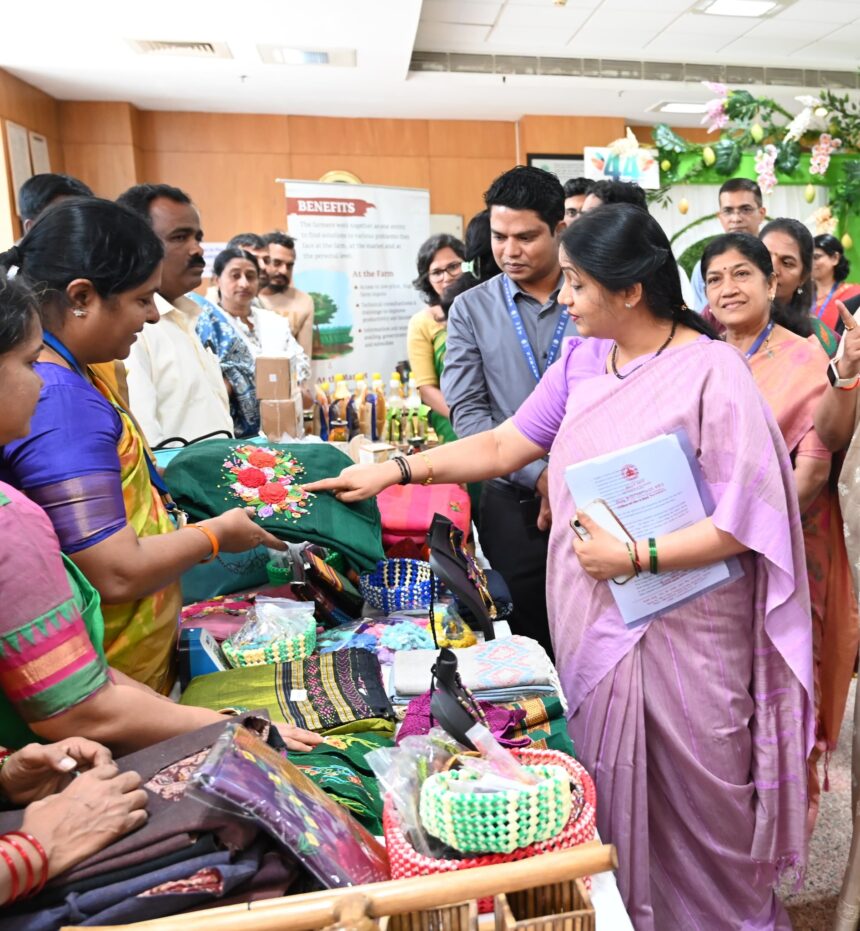 ನಬಾರ್ಡ ನೆರವು* *ಸ್ವಾವಲಂಬಿ ಸಖಿ ಒಕ್ಕೂಟದ ಉತ್ಪನ್ನಗಳಿಗೆ ಮೆಚ್ಚುಗೆ ವ್ಯಕ್ತಪಡಿಸಿದ ರಾಜ್ಯ ಮುಖ್ಯ ಕಾರ್ಯದರ್ಶಿ ಡಾ. ಶಾಲಿನಿ ರಜನಿಶ್