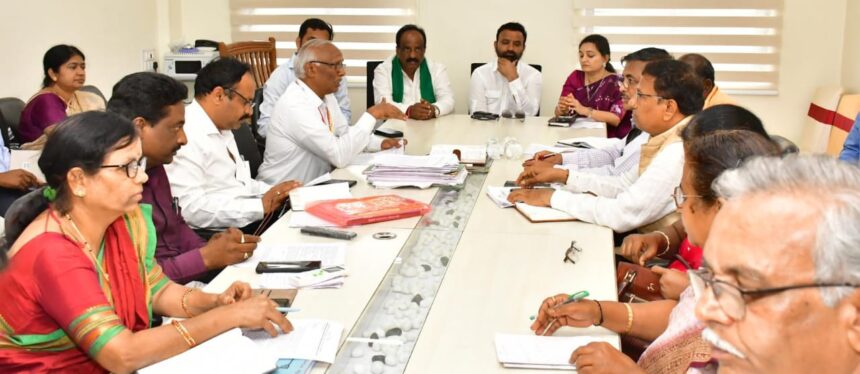 ಬಿಸಿಯೂಟ ವಿತರಿಸುತ್ತಿರುವ ಏಜನ್ಸಿಗಳೆ ಮೊಟ್ಟೆ, ಬಾಳೆಹಣ್ಣು ಪೂರೈಸಲು ಕ್ರಮವಹಿಸಲಿ; ಇಲ್ಲದಿದ್ದರೆ ಶೀಘ್ರ ಪರ್ಯಾಯ ವ್ಯವಸ್ಥೆ; ಶಿಕ್ಷಕರಿಗೆ ಶೈಕ್ಷಣಿಕೇತರ ಕಾರ್ಯ, ಒತ್ತಡ ತಪ್ಪಿಸಲು ಅಗತ್ಯ ಕ್ರಮ: ಜಿಲ್ಲಾ ಉಸ್ತುವಾರಿ ಸಂತೋಷ ಲಾಡ್ ಆದೇಶ