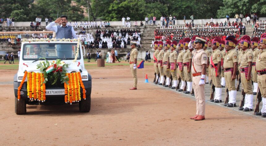 79ನೇ ಸ್ವಾತಂತ್ರ್ಯೋತ್ಸವ ದಿನಾಚರಣೆ: ಜಿಲ್ಲಾ ಉಸ್ತುವಾರಿ ಸಚಿವರಿಂದ ರಾಷ್ಟ್ರ ಧ್ವಜಾರೋಹಣ — ಸ್ವಾತಂತ್ರ್ಯ ಹೋರಾಟಗಾರರು ಪ್ರತಿಯೊಬ್ಬರ ಮನದಲ್ಲೂ ಅಮರರಾಗಿ ಉಳಿದಿದ್ದಾರೆ – ಸಚಿವ ಶಿವರಾಜ ತಂಗಡಗಿ