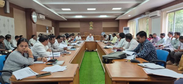 ನಗರ ಸ್ಥಳೀಯ ಸಂಸ್ಥೆಗಳ ಪ್ರಗತಿ ಪರಿಶೀಲನೆ ಸ್ವಚ್ಛತೆಗೆ ಆದ್ಯತೆ ನೀಡಿ- ಜಿಲ್ಲಾಧಿಕಾರಿ ಸುರೇಶ ಬಿ. ಇಟ್ನಾಳ