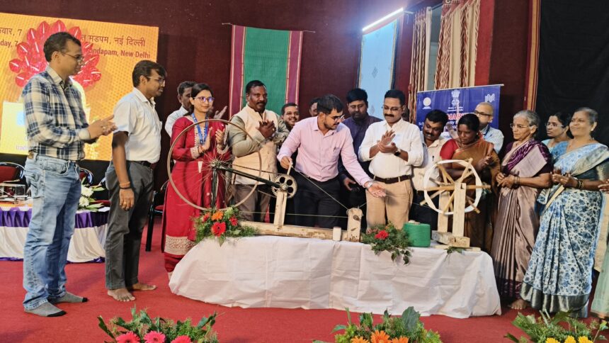 11ನೇ ರಾಷ್ಟೀಯ ಕೈಮಗ್ಗ ದಿನಾಚರಣೆಯಲ್ಲಿ ಜಿ.ಪಂ. ಸಿಇಓ ಅಭಿಪ್ರಾಯ ಕೈಮಗ್ಗ, ನೇಕಾರರು ದೇಶದ ಅಸ್ತಿತ್ವ