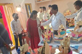 ಗಣೇಶ ವಿಗ್ರಹ ಮಾರಾಟ ಅಂಗಡಿಗೆ ದಿಢೀರ್ ದಾಳಿ; 10 ಕ್ಕೂ ಹೆಚ್ಚು ಪಿಓಪಿ ಗಣೇಶ ವಿಗ್ರಹ ವಶಕ್ಕೆ ಪಡೆದು, ಅಧಿಕಾರಿಗಳಿಂದ ಮಾಲೀಕರಿಗೆ ಎಚ್ಚರಿಕೆ ನೋಟಿಸ್ ಜಾರಿ