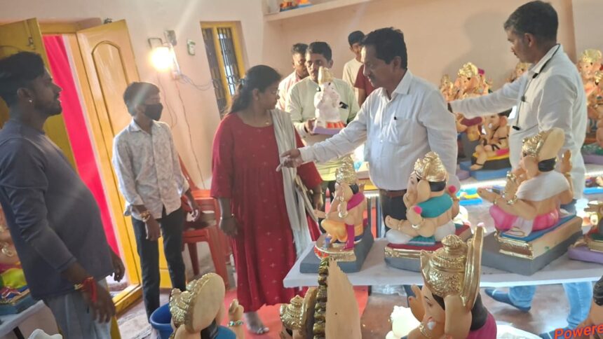 ಗಣೇಶ ವಿಗ್ರಹ ಮಾರಾಟ ಅಂಗಡಿಗೆ ದಿಢೀರ್ ದಾಳಿ; 10 ಕ್ಕೂ ಹೆಚ್ಚು ಪಿಓಪಿ ಗಣೇಶ ವಿಗ್ರಹ ವಶಕ್ಕೆ ಪಡೆದು, ಅಧಿಕಾರಿಗಳಿಂದ ಮಾಲೀಕರಿಗೆ ಎಚ್ಚರಿಕೆ ನೋಟಿಸ್ ಜಾರಿ