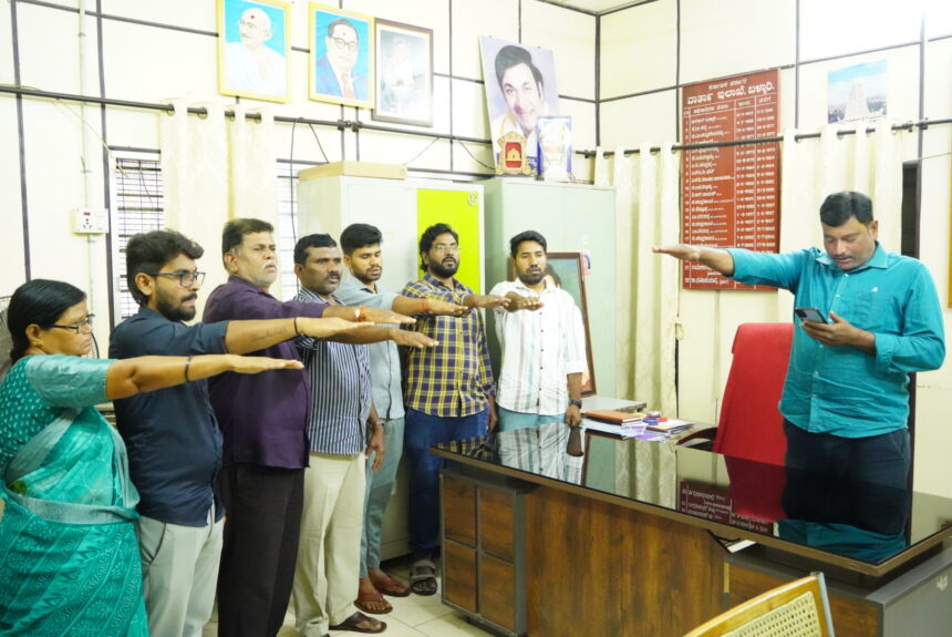 ವಾರ್ತಾ ಇಲಾಖೆಯಲ್ಲಿ ಸದ್ಭಾವನಾ ದಿನಾಚರಣೆ ಅಂಗವಾಗಿ ಪ್ರತಿಜ್ಞಾವಿಧಿ ಸ್ವೀಕಾರ ವಾರ್ತಾ ಇಲಾಖೆಯಲ್ಲಿ ಸದ್ಭಾವನಾ ದಿನಾಚರಣೆ ಅಂಗವಾಗಿ ಪ್ರತಿಜ್ಞಾವಿಧಿ ಸ್ವೀಕಾರ