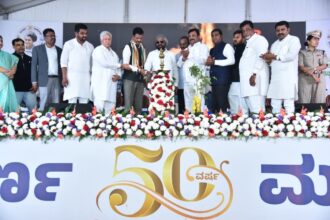 ದೀಪಾವಳಿಗೆ ಹಸಿರು ಪಟಾಕಿ ಮಾತ್ರ ಬಳಸಿ, ಪರಿಸರ ಸಂರಕ್ಷಣೆಗೆ ನೀವೂ ಕೈಜೋಡಿಸಿ. ಊರಿಗೊಂದು ಕೆರೆ, ಮನೆಗೊಂದು ಮರ ಪರಿಕಲ್ಪನೆಯಂತೆ ಎಲ್ಲರೂ ಸಂಕಲ್ಪ ಮಾಡಿ. ರಾಜ್ಯ ಮಾಲಿನ್ಯ ನಿಯಂತ್ರಣ ಮಂಡಳಿ ಸುವರ್ಣ ಮಹೋತ್ಸವ ಸಮಾರಂಭದಲ್ಲಿ ಸಚಿವ ಈಶ್ವರ ಖಂಡ್ರೆ ಹೇಳಿಕೆ.