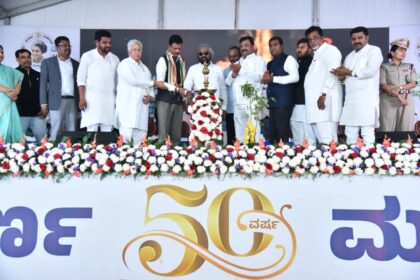 ದೀಪಾವಳಿಗೆ ಹಸಿರು ಪಟಾಕಿ ಮಾತ್ರ ಬಳಸಿ, ಪರಿಸರ ಸಂರಕ್ಷಣೆಗೆ ನೀವೂ ಕೈಜೋಡಿಸಿ. ಊರಿಗೊಂದು ಕೆರೆ, ಮನೆಗೊಂದು ಮರ ಪರಿಕಲ್ಪನೆಯಂತೆ ಎಲ್ಲರೂ ಸಂಕಲ್ಪ ಮಾಡಿ. ರಾಜ್ಯ ಮಾಲಿನ್ಯ ನಿಯಂತ್ರಣ ಮಂಡಳಿ ಸುವರ್ಣ ಮಹೋತ್ಸವ ಸಮಾರಂಭದಲ್ಲಿ ಸಚಿವ ಈಶ್ವರ ಖಂಡ್ರೆ ಹೇಳಿಕೆ.