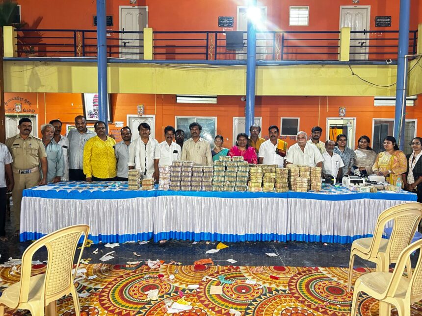 ದೇವಸ್ಥಾನದ ಹುಂಡಿ ಎಣಿಕೆ, 78 ಲಕ್ಷ ದಾಖಲೆ ಮೊತ್ತ ಸಂಗ್ರಹ ದೇವಸ್ಥಾನದ ಹುಂಡಿ ಎಣಿಕೆ, 78 ಲಕ್ಷ ದಾಖಲೆ ಮೊತ್ತ ಸಂಗ್ರಹ